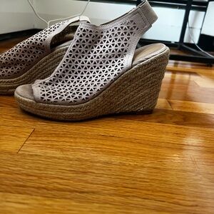 Elegant Wedge Sandals - Tan